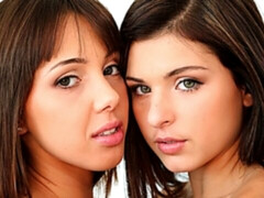 Slaapkamer, Bruinharig, Lesbisch, Likken, Masturbatie, Geschoren, Strippen, Tieten likken