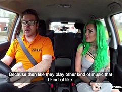 Tussi, Grosse titten, Auto, Handjob, Masturbation, Piercing, Öffentlich, Tätowierung