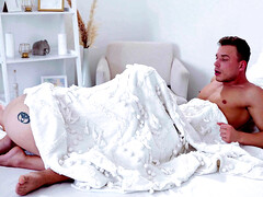 Mamada, Morena, Pareja, Europeo, Pequeña, Perforación, Cabello corto, Tatuaje