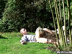 Gros seins, Plantureuse, Attrapée, Mamie, Mature, De plein air, Public, Chevaucher