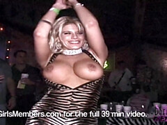 Leie, Grosse titten, Flashen, Hd, Höschen, Party, Öffentlich, Unter dem rock