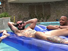 Tussi, Bisexuell, Blasen, Schwul, Interrassisch, Pool, Tätowierung, Flotter dreier