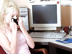 Amateur, Fétiche, Doigter, Masturbation, Bureau, Culottes ou slips, Cheveux courts, Dénudage