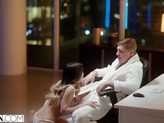 Asiatique, Sucer une bite, Brunette brune, Éjaculation interne, Gorge profonde, Léchez, Huilée, Chatte