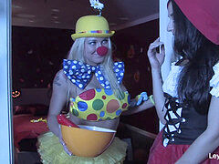 Gros cul, Brunette brune, Talons, Énorme, Lesbienne, Jarretelles, Nénés, Jouets