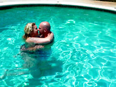Cul, Gros seins, Blonde, Sucer une bite, Éjaculation interne, Tir de sperme, Hard, Piscine