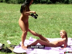 Amateur, Robe, Lesbienne, Masturbation, Seins naturels, Piercing, Public, Tatouage