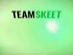 Pijpbeurt, Hondjeshouding, Natuurlijke tieten, Nudist, Orgasme, Roodharige vrouw, Mager, Rok