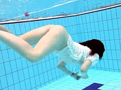 18, 女, プール, 公共, 一人, 締まりの良い, オッパイの, 水中