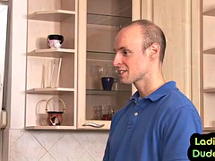 Tussi, Sadomasochismus, Braunhaarige, Europäisch, Weibliche domination, Absätze, Strapon, Flotter dreier