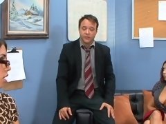 Verga grande, Mamada, Semen en la boca, Garganta profunda, Corridas faciales, Tetas naturales, Secretaria, Trio
