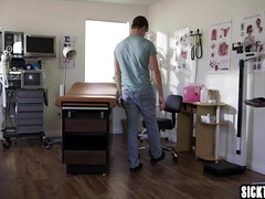 18 jaar, Grote lul, Grote mammen, Pijpbeurt, Hondjeshouding, Handbeurt, Kantoor, Uniformpje