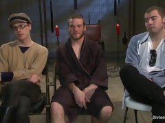 Bondage, Homme nu et filles habillées, Face assise, Femme dominatrice, Humiliation, Orgasme, Prostate, Chatte