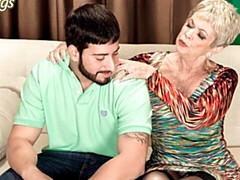 Grote kont, Grote lul, Grote mammen, Handbeurt, Likken, Masturbatie, Rijpe lesbienne, Kort haar