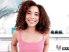 18 ans, Sucer une bite, En levrette, Noir ébène, Seins naturels, Cheveux courts, Adolescente, Nénés