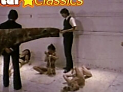 デカパイ, フェラチオ, 女, 毛深い, 一人, ペニスバンド, おもちゃ, ヴィンテージ