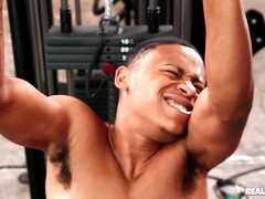 Grosser schwanz, Schwarz, Blasen, Sporthalle, Interrassisch, Reif, Milf, Mutti