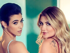 Grote kont, Blond, Vingeren, Zoenen, Lesbisch, Masturbatie, Strippen, Tiener