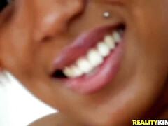 アジア人, 美人, フェラチオ, チン, 黒人, 顔射, 剃毛, ガリガリ