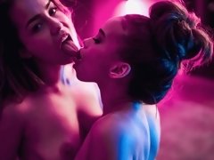 Braunhaarige, Küssen, Lesbisch, Lecken, Masturbation, Natürlichen titten, Muschi, Strümpfe