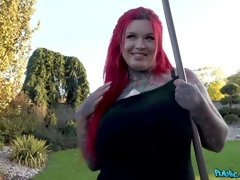 デカパイ, フェラチオ, 手コキする, 淫乱熟女, アウトドア, 赤毛, ストリッピング, タトゥー