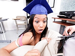 Gros cul, Grosse bite, Gros seins, Sucer une bite, En levrette, Fille latino, Maigrichonne, Adolescente