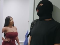 Chambre à dormir, Gros seins, Sucer une bite, Tromperie, Noir ébène, Faciale, Interracial, Jarretelles