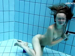 Leie, Braunhaarige, Frau, Pool, Dusche, Jungendliche (18+), Titten, Unter wasser