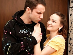 Grosse bite, Sucer une bite, Brunette brune, En levrette, Seins naturels, Cheveux courts, Maigrichonne, Adolescente