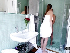 Gros seins, Brunette brune, Couple, Branlette thaïlandaise, Rasée, Douche, Adolescente, Nénés
