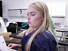 18 ans, Américain, Sucer une bite, Branlette thaïlandaise, Bureau, Actrice du porno, Rugueux, Adolescente