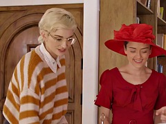 Lieveling, Grote mammen, Kantoor, Secretaresse, Douche, Uniformpje, Onder de rok