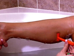 Hot Euro babes fuck in bath