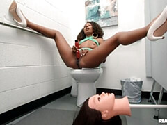 Culo grande, Verga grande, Tetas grandes, Mamada, Estilo perrito, Flaco, Trio, Inodoro