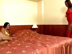 Grosser arsch, Braunhaarige, Klassisch, Schwanz, Schwarz, Interrassisch, Lesbisch, Spielzeuge