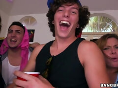 アジア人, デカパイ, ブロンド, 学生寮, グループ, ハードコア, 乳首, 公共