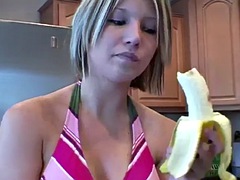 Leie, Tussi, Blondine, Lecken, Lingerie, Masturbation, Ablutschen, Titten