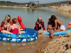 Aangekleed, Groep, Lesbisch, Orgie, Buiten, Openbaar, Satijn, Swinger