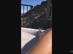 Dansant, Massage, Masturbation, Orgasme, Public, Solo, Jouets