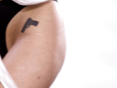 Grosser arsch, Gesichtssitzen, Fingern, Interrassisch, Lesbisch, Milf, Muschi, Rasiert