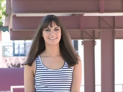 En gros plan de très près, Dansant, Extrême, Pénétrer avec le poing, Masturbation, Orgasme, Public, Gicler