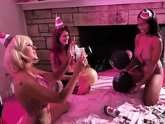 デカ尻, 黒人, フェラチオ, イく瞬間, 異人種間, なめる, オマンコ, タトゥー