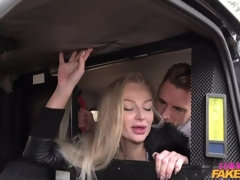 Blondine, Blasen, Auto, Hundestellung, Handjob, Milf, Rasiert, Tätowierung