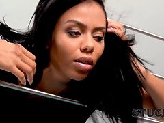 Kont, Grote kont, Grote mammen, Bruinharig, Rondborstig, Hd, Latijnse vrouw, Natuurlijk