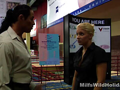 Tetas grandes, Rubia, Mamada, Madres para coger, Oficina, Estrella porno