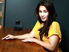 Enthousiasteling, Grote kont, Grote mammen, Bruinharig, Vingeren, Masturbatie, Alleen, Strippen