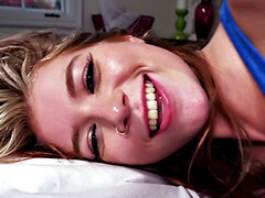 ベッドルーム, 指いじり, 目瞪口呆, オナニー, 乳首, ピアス, タトゥー, バイブレーター
