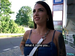 Amateur, Gros cul, Grosse bite, Gros seins, Brunette brune, Robe, Public, Tatouage