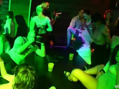 Blonde, Brunette brune, Club, Lesbienne, Masturbation, Orgie, Fête, Mouillée