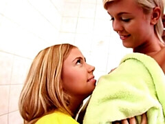 Küssen, Lesbisch, Lecken, Lingerie, Muschi, Rasiert, Entkleiden, Jungendliche (18+)